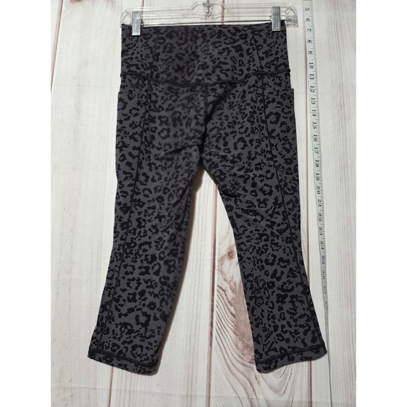 Ladies Small‎ Petite Athleta Animal Print High Rise Capri Leggings with Pockets - Picture 2 of 8